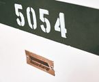 Eine weiße hasenkamp Transportbox mit dem Aufdruck "5054".